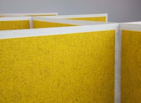 bord afskærmning med gul filt